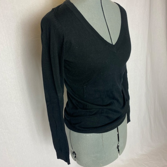 Gap V-neck light weight long sleeved black sweater - Picture 2 of 10